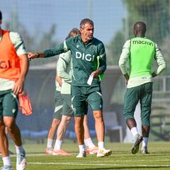 El Almería desafía la solidez del Cádiz para seguir volando