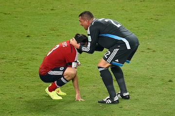 Mondragón consuela a Yepes después de la derrota ante Brasil. Ese fue el último partido del defensa en la historia de la Selección, después del Mundial anunció su retiro del equipo nacional. Dos años después deja el fútbol profesional.