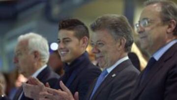 Juan Manuel Santos (2d) acompa&ntilde;ado por Jos&eacute; Manuel Garc&iacute;a-Margallo (i), ministro de Asuntos Exteriores de Espa&ntilde;a; el futbolista colombiano James Rodr&iacute;guez (2i), durante el partido Real Madrid - Villarreal. 