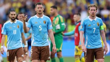 Carrasco, Vertonghen y De Bruyne miran incr¨¦dulos a su afici¨®n.