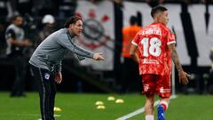 Argentinos Juniors' head coach Gabriel Milito (L) gestures during the Copa Libertadores group stage first leg football match between Corinthians and Argentinos Juniors at the Neo Quimica Arena stadium in Sao Paulo, Brazil, on April 19, 2023. (Photo by Paulo Pinto / AFP)