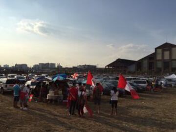 Hinchas peruanos apoyando a su Selección