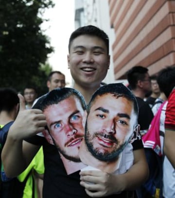 Seguidor con las caretas de Bale y Benzema.