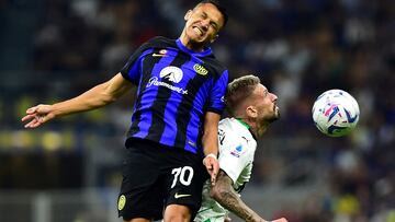 Soccer Football - Serie A - Inter Milan v U.S. Sassuolo - San Siro, Milan, Italy - September 27, 2023 Inter Milan's Alexis Sanchez in action with U.S. Sassuolo's Samu Castillejo REUTERS/Massimo Pinca