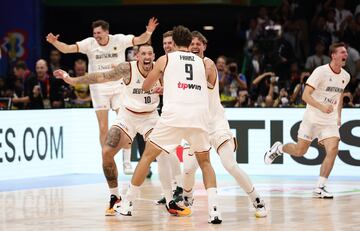 Daniel Theis y Franz Wagner celebran con sus compañeros la victoria en la final nada más sonar la bocina de final del partido.