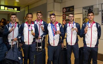 Parte de los medallistas del Europeo de Glasgow a su llegada al aeropuerto de Madrid.
Manu Guijarro, Ana Peleteiro, Lucas Bua, Óscar Husillos, Álvaro de Arriba y Jesús Gómez.