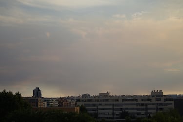 El foco del fuego se sitúa en Méntrida, y su humo ha alcanzado buena parte de la capital.
