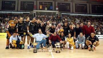 Los jugadores del Balonmano Ciudad Real celebran la Copa ASOBAL de 2003 conquistada ante el F.C. Barcelona.