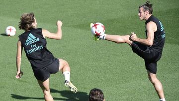 Bale controla un balón en un entrenamiento.