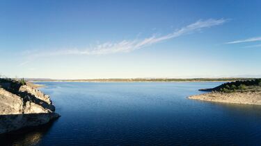 Construido en 1958 y con una capacidad de 1.705 hectómetros cúbicos de agua.