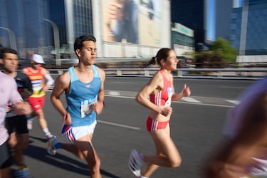 Varias personas participan en la 47ª edición del Zurich Rock 'N' Roll Running Series, a 27 de abril de 2025, en Madrid (España).