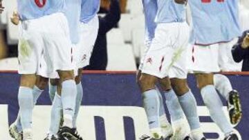 <b>POR TODO LO ALTO. </b>Así celebraron los futbolistas del Celta el gol de Trashorras que sentenciaba el partido contra el líder.