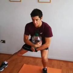 La efectiva rutina de ejercicios con una botella de agua y dos elásticos