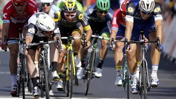 Mark Cavendish pega el último golpe de riñón para batir a Marcel Kittel.