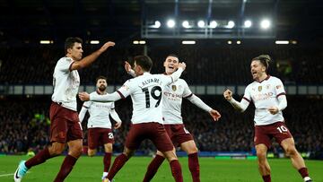 Soccer Football - Premier League - Everton v Manchester City - Goodison Park, Liverpool, Britain - December 27, 2023 Manchester City's Julian Alvarez celebrates scoring their second goal with Rodri, Phil Foden and Jack Grealish REUTERS/Molly Darlington NO USE WITH UNAUTHORIZED AUDIO, VIDEO, DATA, FIXTURE LISTS, CLUB/LEAGUE LOGOS OR 'LIVE' SERVICES. ONLINE IN-MATCH USE LIMITED TO 45 IMAGES, NO VIDEO EMULATION. NO USE IN BETTING, GAMES OR SINGLE CLUB/LEAGUE/PLAYER PUBLICATIONS.     TPX IMAGES OF THE DAY