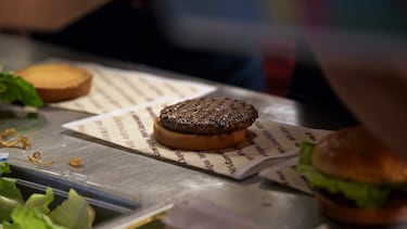 Este es el momento de la elaboración de una hamburguesa.
