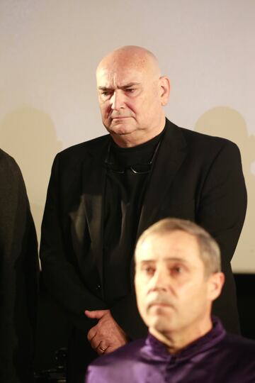 Antonio Saura, hijo de Carlos Saura, durante la capilla ardiente del director instalada en la Academia de Cine.
