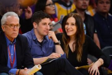 Jason Biggs, protagonista de American Pie, fue una de las estrellas que se dejó ver, como cada noche, por el Staples Center.