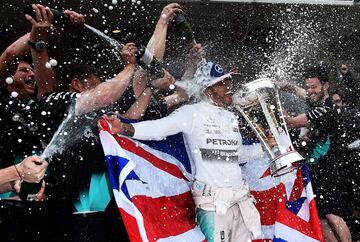 El piloto de Mecedes Lewis Hamilton sumó su tercer título mundial cuatro carreras antes de que acabase el campeonato. Lo logró en el Gran Premio de Austin gracias a un error de Rosberg, rival para el Mundial. Con el Mundial ya en el bolsillo luchó por la victoria en las siguientes carreras. 