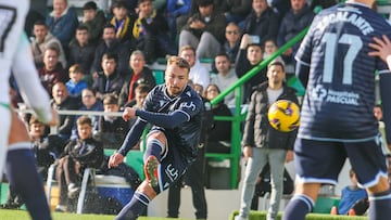 Javier Ontiveros lanzando una falta en la mañana de hoy frente al Atlético Sanluqueño.