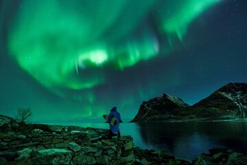 Surf y la magia de las auroras boreales en Lofoten, en pleno Círculo Polar Ártico. 