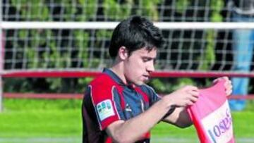 <b>ESTÁ LISTO. </b>Canella, poniéndose un peto en el entrenamiento.