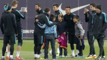 Tres niños se cuelan en el entrenamiento y los cracks del Barça les meten en el rondo