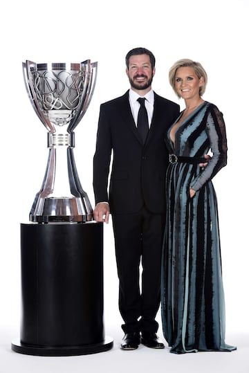 Martin Truex Jr. posa junto a su novia Sherry Pollex.