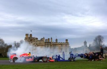 Daniel Ricciardo participó con su Red Bull en un evento inglés en el que enfrentaban coches de Fórmula 1 frente a jugadores de rugby. A juzgar por el humo de las ruedas traseras del monoplaza los jugadores de rugby por lo menos consiguieron un empate. 