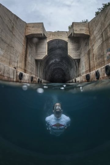 El clavadista colombiano en el paraíso de La Cueva Azul 