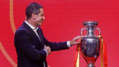 Joan Capdevila observa el trofeo de la Eurocopa 2024.