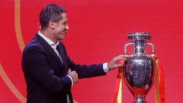 Joan Capdevila observa el trofeo de la Eurocopa 2024.