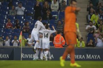 Los jugadores celebran el 0-1.