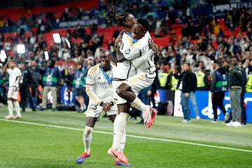 Camavinga y Vinicius se abrazan en la celebración del Real Madrid tras conquistar la 15 en la final de la Champions el pasado 1 de junio en Wembley.