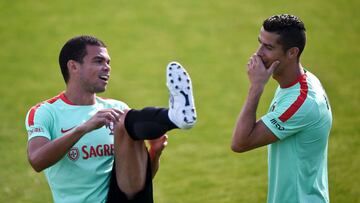 Portugal's defender Pepe (L) chats with Portugal's forward Cristiano Ronaldo (R) during a training session at "Cidade do Futebol" (Football City) training camp in Oeiras, outskirts of Lisbon on October 6, 2016 on the eve of the FIFA World Cup Russia 2018 qualifier match Portugal vs Andorra. / AFP PHOTO / PATRICIA DE MELO MOREIRA