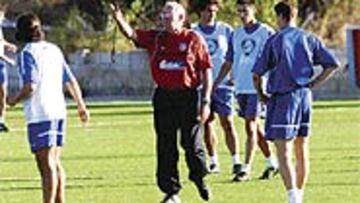 <B>LUIS NO QUIERE SORPRESAS</B>. El técnico rojiblanco no está dispuesto a que sus jugadores paguen la novatada de jugar sobre césped artificial y por ello ayer se entrenaron sobre esta misma superficie en Majadahonda.