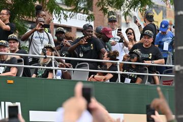 Jrue Holiday los jugadores de los Bucks son aclamados por los aficionados en el autobús que recorre las calles de la ciudad de Milwaukee.