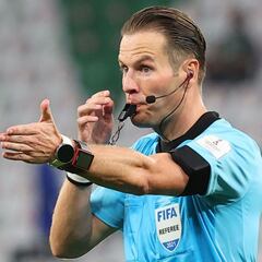 Who is Danny Makkelie, the referee for Villarreal - Liverpool?