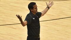 Erik Spoelstra, durante el cuarto partido de la primera ronda de los playoffs de la NBA 2021, que enfrentaba a Miami Heat y Milwaukee Bucks.