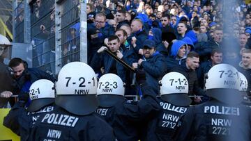 La Polic&iacute;a retiene a los hinchas del Schalke.
