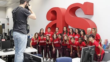 El Atlético de Madrid Femenino en su visita a AS tras conquistar su primera Liga.