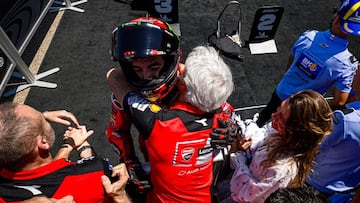 Pecco Bagnaia con Dall'Igna, director de Ducati en MotoGP.