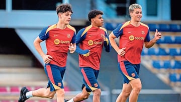 Héctor Fort, Lamine Yamal y Guiu, tres canteranos en el entrenamiento del Barcelona.