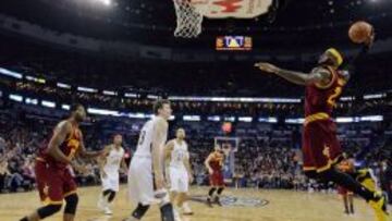 LeBron James vuela hacia la canasta de los Pelicans.
