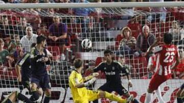 <b>NO PERDONA. </b>Ulloa aprovechó el error de Jesús a la salida de un córner para fusilar y hacer el 1-0.