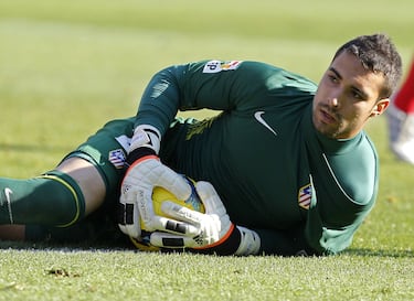 El portero palentino jugó en el Atlético de Madrid entre 2009 y 2014, aunque su continuidad se vio afectada por lesiones y la competencia con David de Gea y Thibaut Courtois. Disputó 47 partidos oficiales y formó parte del equipo que ganó la Europa League 2010, la Supercopa de Europa y la Copa del Rey 2013, aunque con participación limitada.