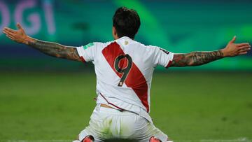 Lima (Peru), 18/11/2020.- Peru&#039;s Gianluca Lapadula claims a foul during a match for the South American Qualifiers for the Qatar 2022 World Cup at the National Stadium in Lima, Peru, 17 November 2020. (Mundial de F&uacute;tbol, Catar) EFE/EPA/Daniel A