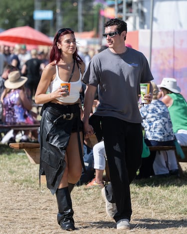 Dua Lipa está actualmente en una relación con el actor británico Callum Turner. La pareja comenzó a salir a principios de 2024