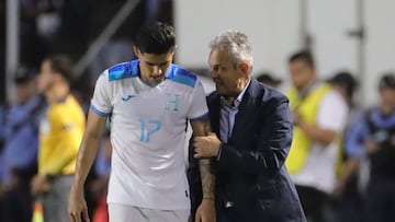 El técnico colombiano, Reinaldo Rueda volvió a sonreír ante México, después de que Honduras venciera 2-0 a los aztecas en Tegucigalpa el viernes.