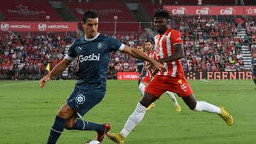 ALMERÍA, 20/10/2022.- El delantero maliense del Almería El Bilal Touré (d) disputa el balón ante Bernardo Espinosa (i), defensa colombiano del Girona, durante el partido de la décima jornada de LaLiga entre la UD Almería y el Girona FC, este jueves en el Power Horse Stadium de Almería. EFE / Carlos Barba